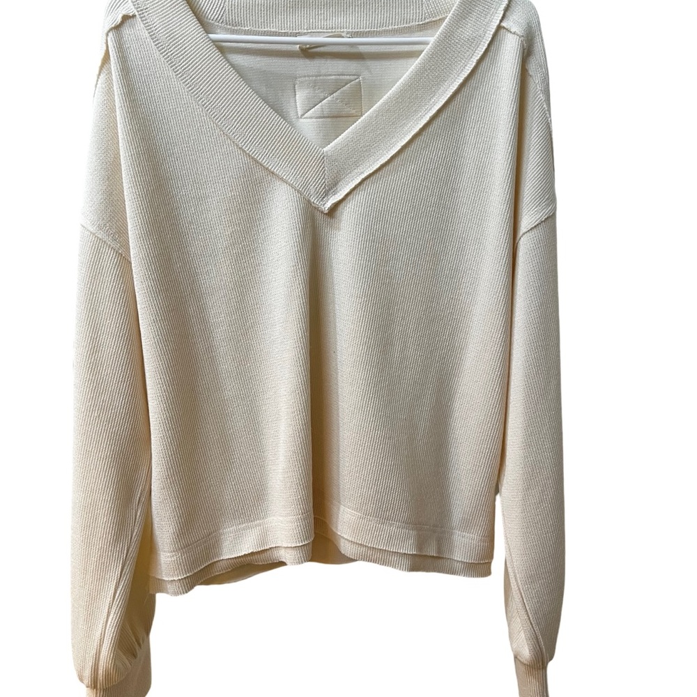 New In NWOT V neck long sleeve pullover size large